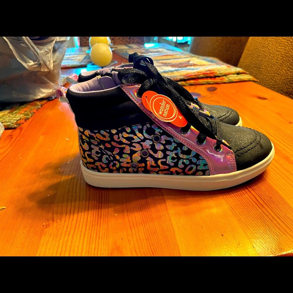 Kid’s High-top Tennis Shoes, size 4 - Picture 4 of 8